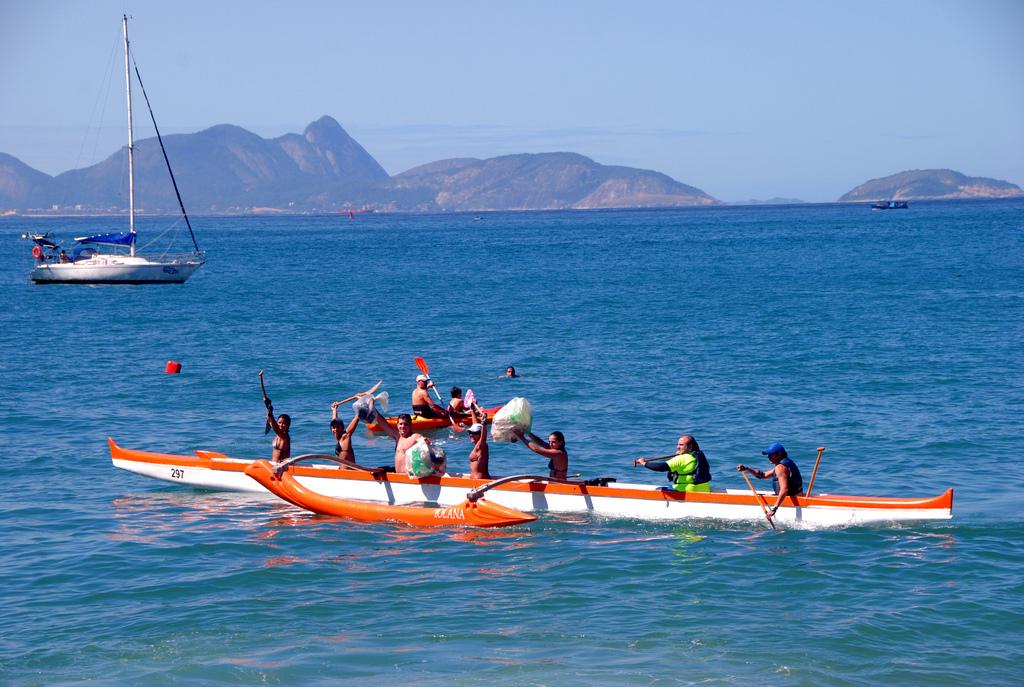 Community pitches in at Praia Vermelha © Secretaria de Estado do Ambiente do Rio http://www.rj.gov.br